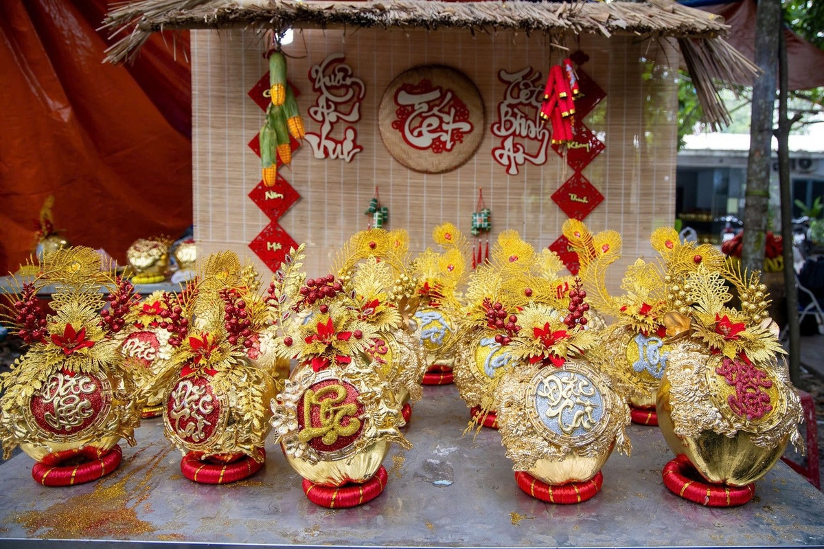 Trên đầu điểm xuyết những lông công hay những chiếc lá bắt mắt. Ảnh: Tiền phong