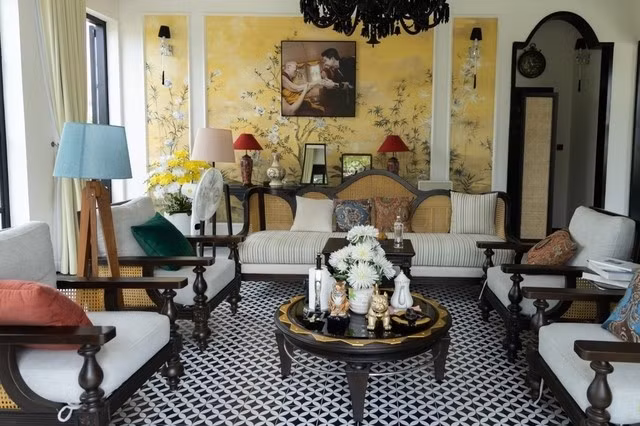 Bên trong nhà được bài trí theo phong cách Indochine với tone màu chủ đạo đen - trắng, tạo điểm nhấn bằng nội thất cao cấp, sang trọng. Ảnh: FBNV