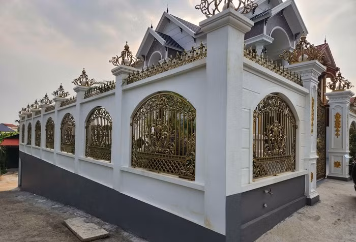 Tường rào kiên cố, nhiều hạng mục như cổng và một số đoạn tường được ốp đồng, càng làm nổi bật sự bề thế của căn biệt thự. Ảnh: Vietnamnet