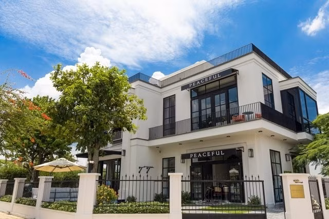 Tầng dưới của biệt thự thiết kế cửa và cửa sổ kính lớn, giúp đón nắng và gió. Ảnh: FBNV