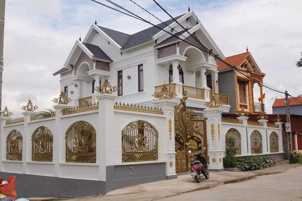 Căn biệt thự tọa lạc tại thôn Chi Nhị, xã Song Giang, huyện Gia Bình, tỉnh Bắc Ninh, sừng sững với quy mô và thiết kế sang trọng. Ảnh: Laodongthudo