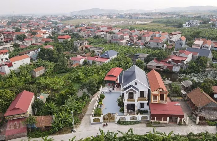 Sau thông tin về vụ án được công bố, hình ảnh một căn biệt thự hoành tráng được cho là của đối tượng cầm đầu nhóm lừa đảo tại tỉnh Bắc Ninh gây xôn xao dư luận. Ảnh: Vietnamnet