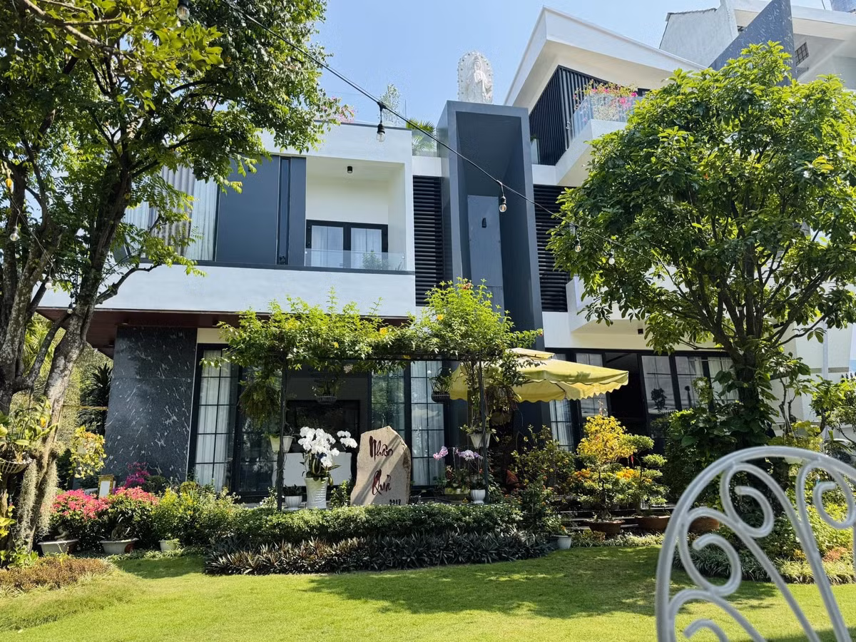 Nam diễn viên hiện sở hữu một biệt thự trị giá hơn 40 tỷ tại TP HCM và một căn biệt thự khác khoảng 30 tỷ tại Cần Thơ. Ảnh: FBNV