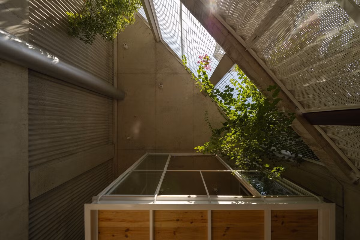 Khoảng thông tầng nhỏ đóng vai trò như trái tim kết nối, đem ánh sáng và không khí tràn ngập, đồng thời tạo sự liên thông giữa các tầng. Ảnh: Quang Dam