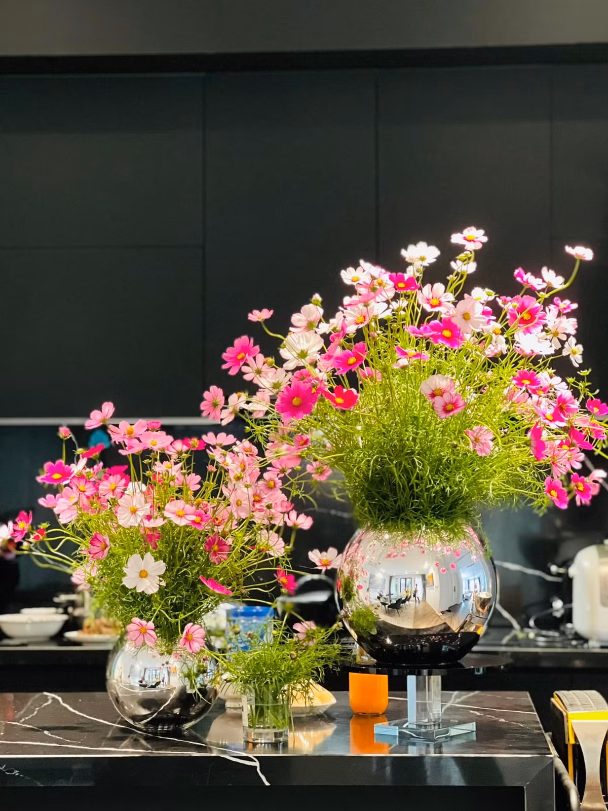 Bình hoa thân cỏ rực rỡ khiến mọi người không ngừng xuýt xoa vì vừa xinh vừa sang. Ảnh: FB Ngoc Trinh Duong