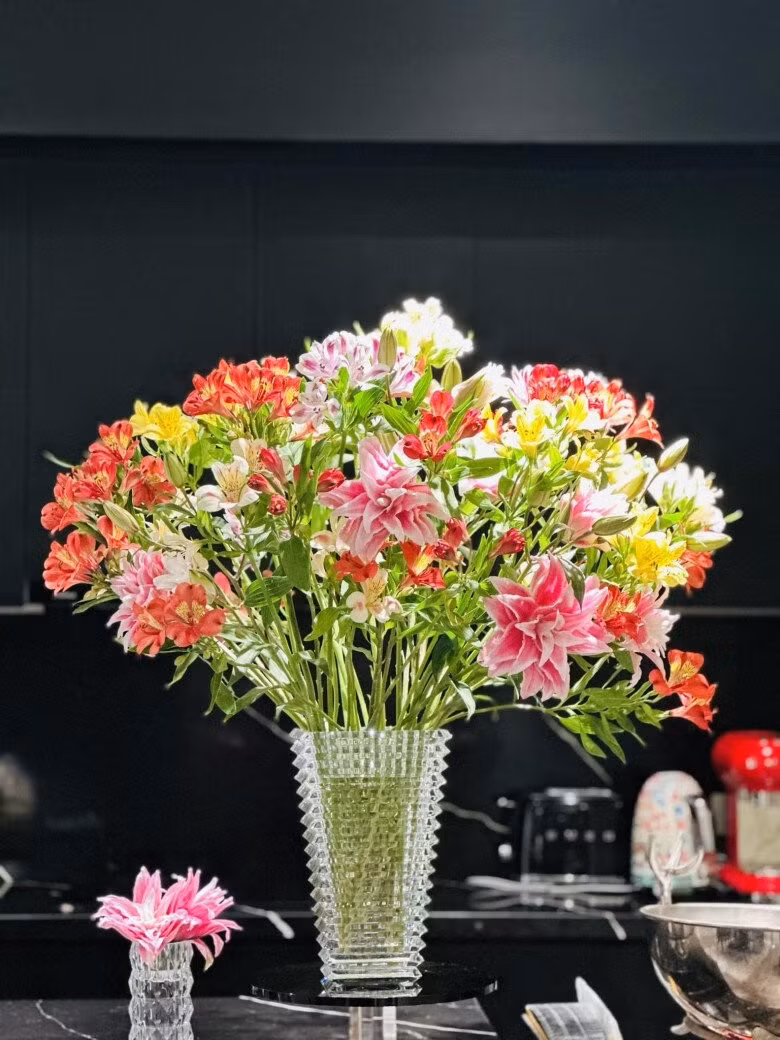 Bình hoa pha lê cao rực rỡ với đủ các loại màu như đỏ, cam, trắng, hồng...Ảnh: FB Ngoc Trinh Duong