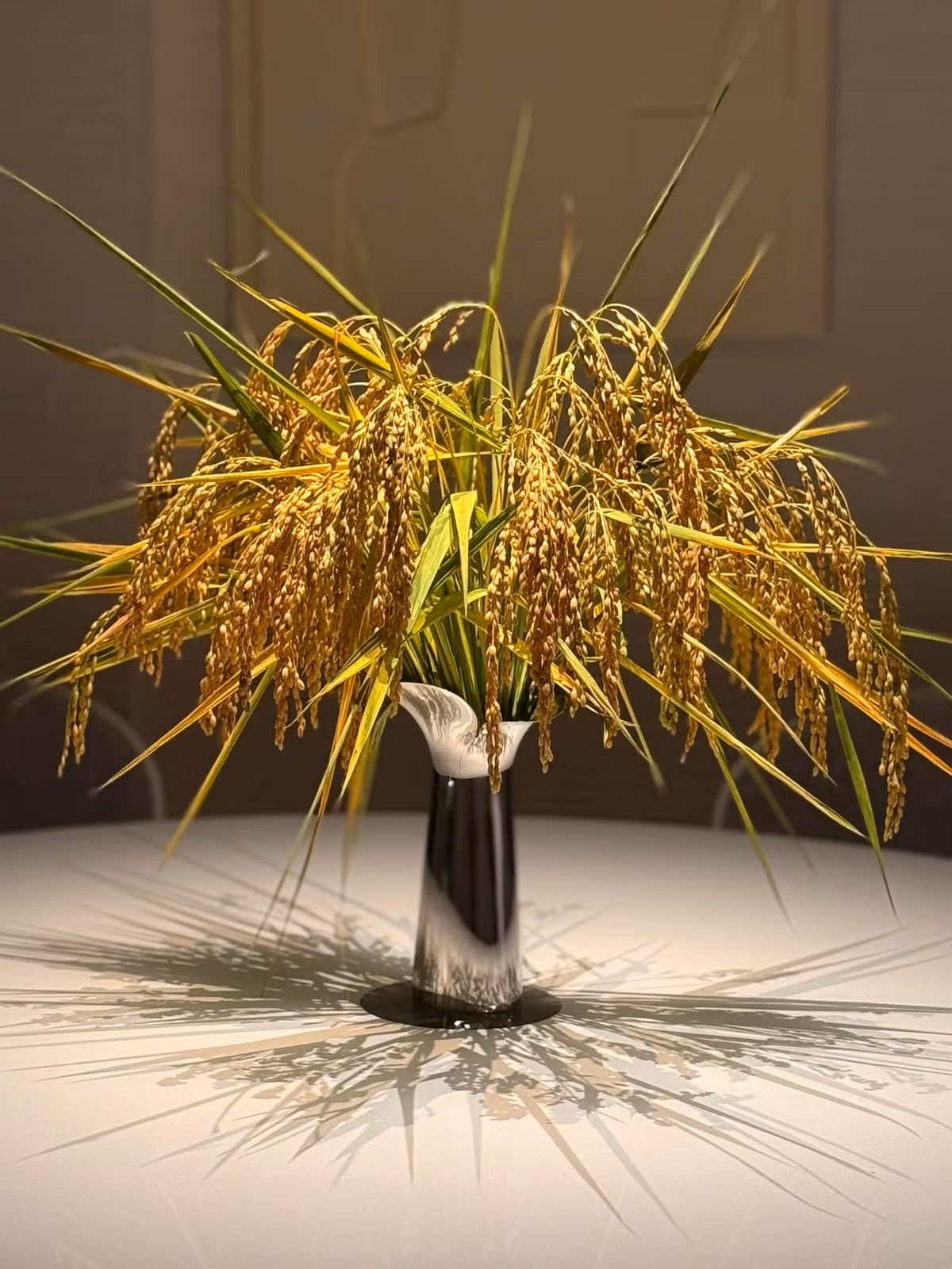 BTV Ngọc Trinh nổi tiếng với phong cách sang trọng và chỉn chu. Mới đây, cô chia sẻ ảnh bình hoa lúa do tự tay cô cắm nhận được nhiều lời khen ngợi. Ảnh: FB Ngoc Trinh Duong