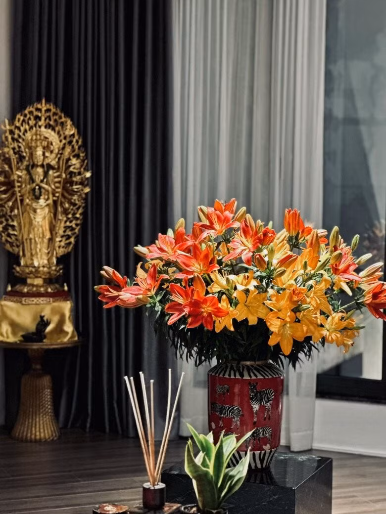 Hoa huệ đỏ cam gợi cảm giác trang nghiêm nhưng không kém phần tươi sáng. Ảnh: FB Ngoc Trinh Duong