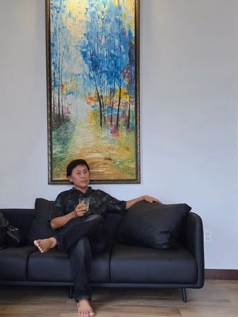 Nội thất bên trong tối giản, nhường chỗ cho mảng xanh và ánh sáng tự nhiên tràn vào từng góc nhỏ. Ảnh: FBNV