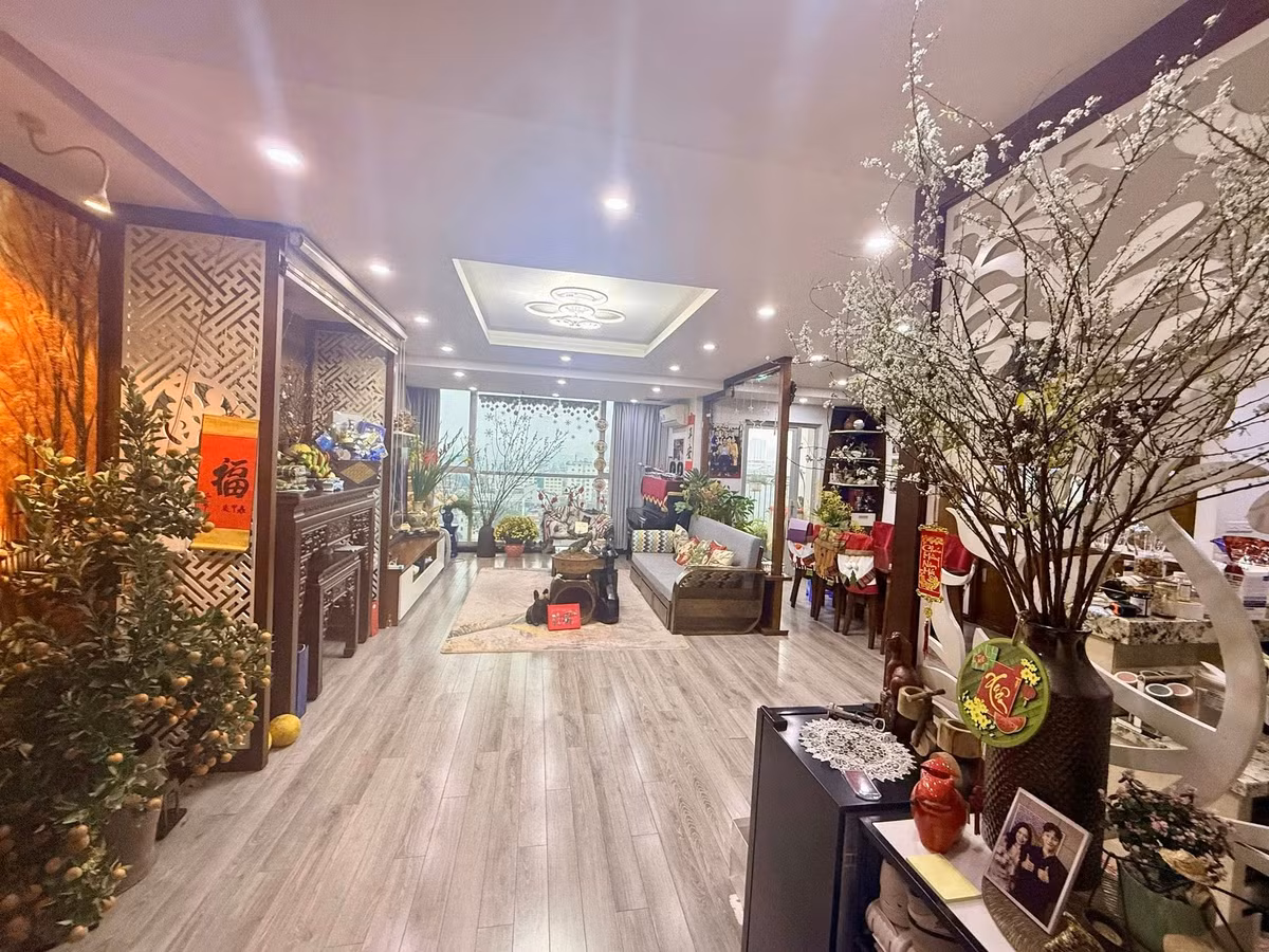 Sự kết hợp giữa nét hiện đại của nội thất và những bình hoa tươi tạo góc nhìn đầy thư thái. Ảnh: FB Trang Hoàng