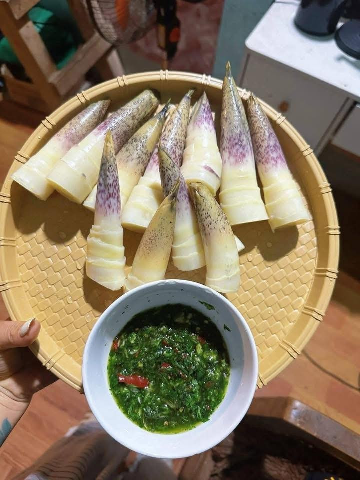 Bên cạnh đó, măng vầu còn mang hương vị đặc trưng của núi rừng, tạo cảm giác mới lạ. Ảnh: Facebook