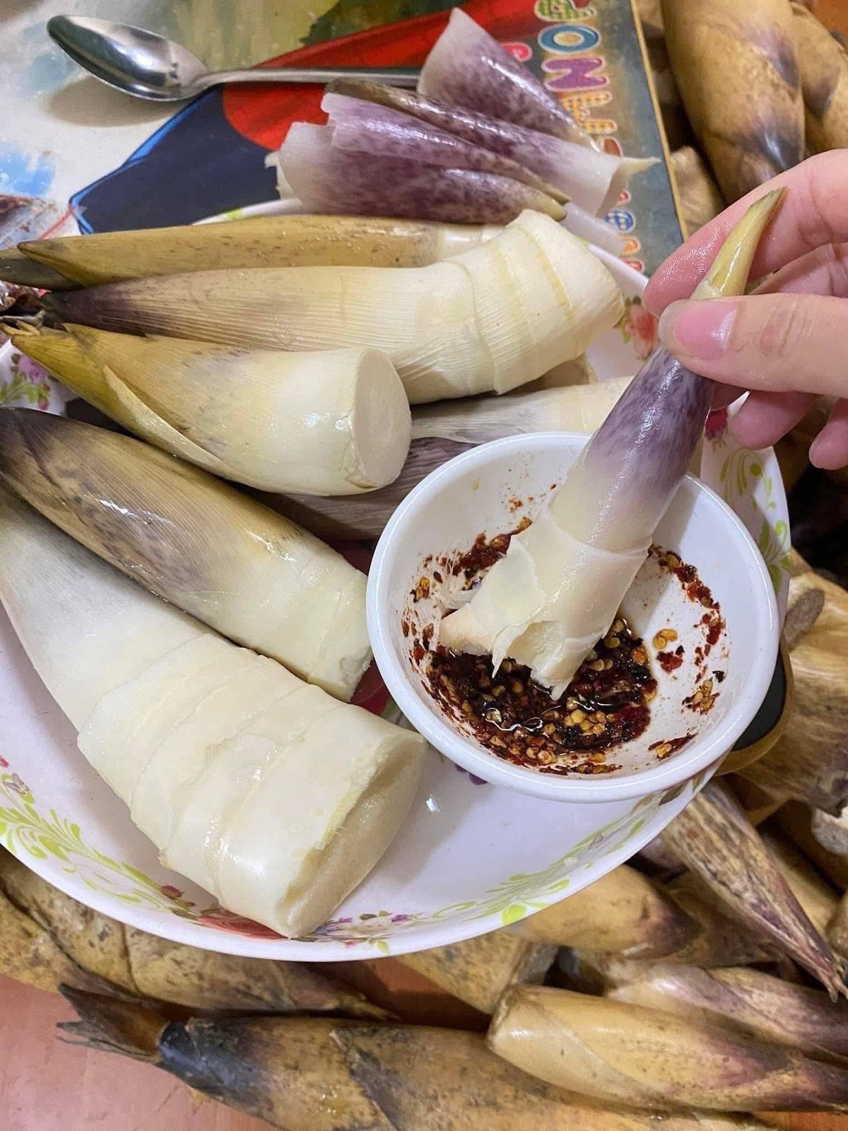 Măng vầu đầu mùa giòn, vị ngọt thanh, bùi bùi rất dễ ăn, không hăng hay đắng như một số loại măng khác. Ảnh: Facebook