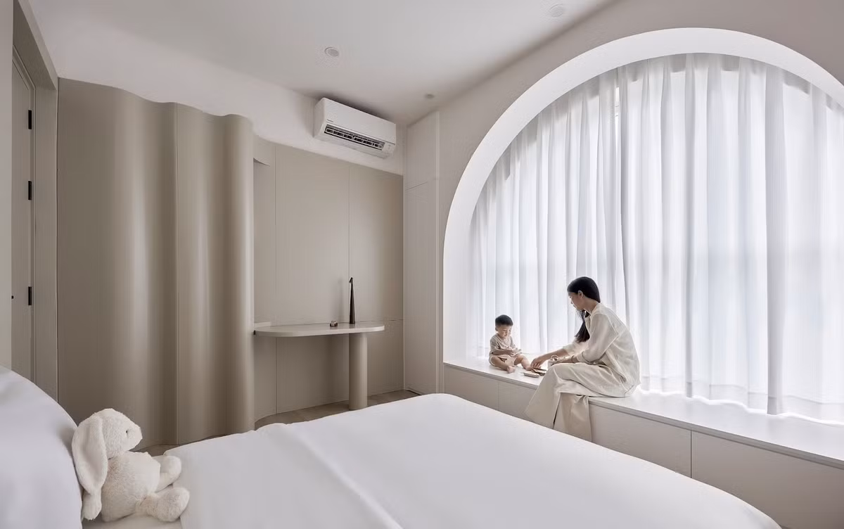 Phòng ngủ được thiết kế rất nhẹ nhàng, không quá nhiều đồ nội thất để phòng bớt cảm giác chật chội. Ảnh: Phú Đào