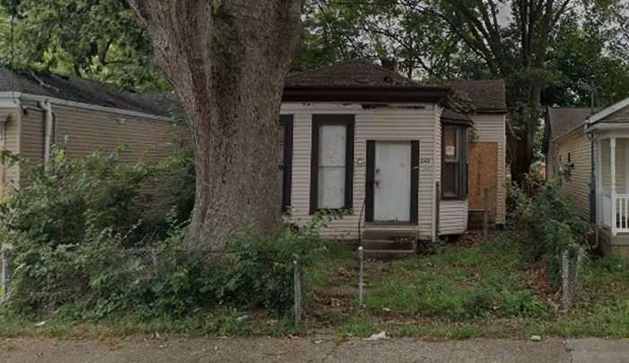 Tuy nhiên, những ngôi nhà này đều trong tình trạng xuống cấp, có cửa sổ bị bịt ván, xung quanh là bãi cỏ mọc um tùm do đã bị bỏ hoang một thời gian dài. Ảnh: Realtor