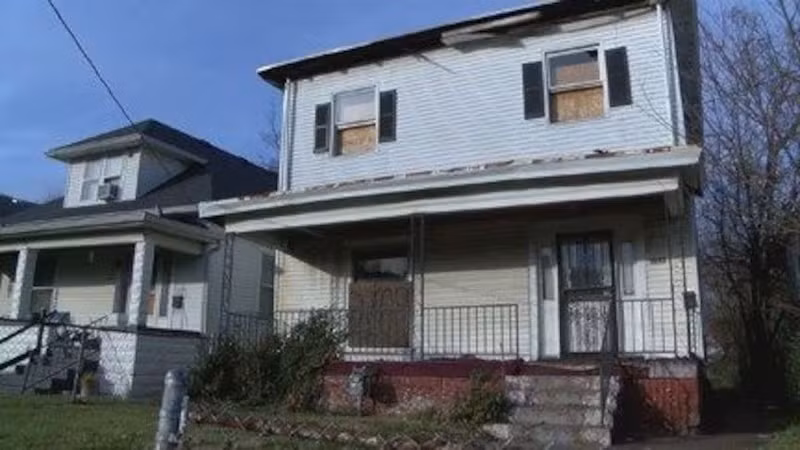 Theo quy định, để mua căn nhà giá 1 USD trong chương trình, người mua phải nộp ngân sách chi tiết, kế hoạch xây dựng, giấy tờ chứng minh năng lực tài chính và mục đích sử dụng cuối cùng và hoàn tất cải tạo trong vòng 12 tháng. Ảnh: WAVE News