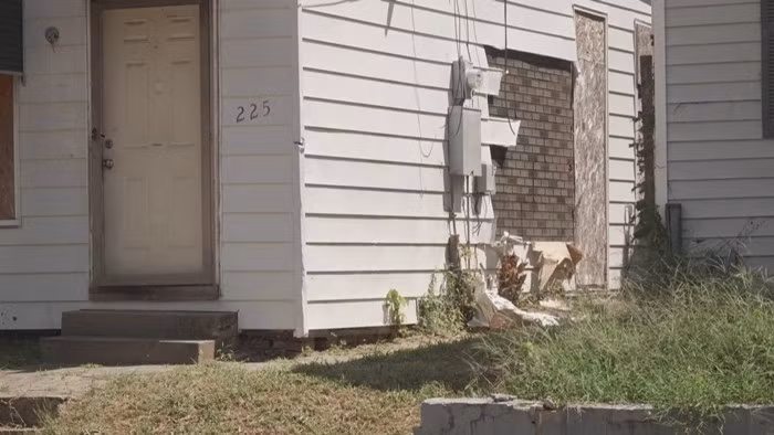 Dù giá bán chỉ mang tính chất tượng trưng, thấp hơn hàng chục nghìn USD so với giá chung trên thị trường, nhưng người mua sẽ phải bỏ ra một khoản tiền lớn cho chi phí sửa chữa và nâng cấp mới có thể sinh sống. Ảnh: WHAS