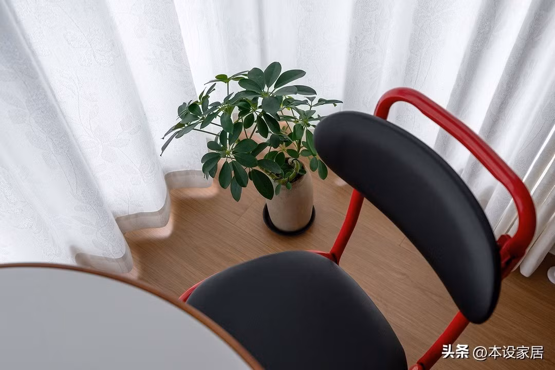 Thay vì tận dụng toàn bộ cho phơi đồ, ban công được bố trí thành góc thư giãn với bàn tròn và ghế bành nhỏ. Ảnh: Tóutiáo