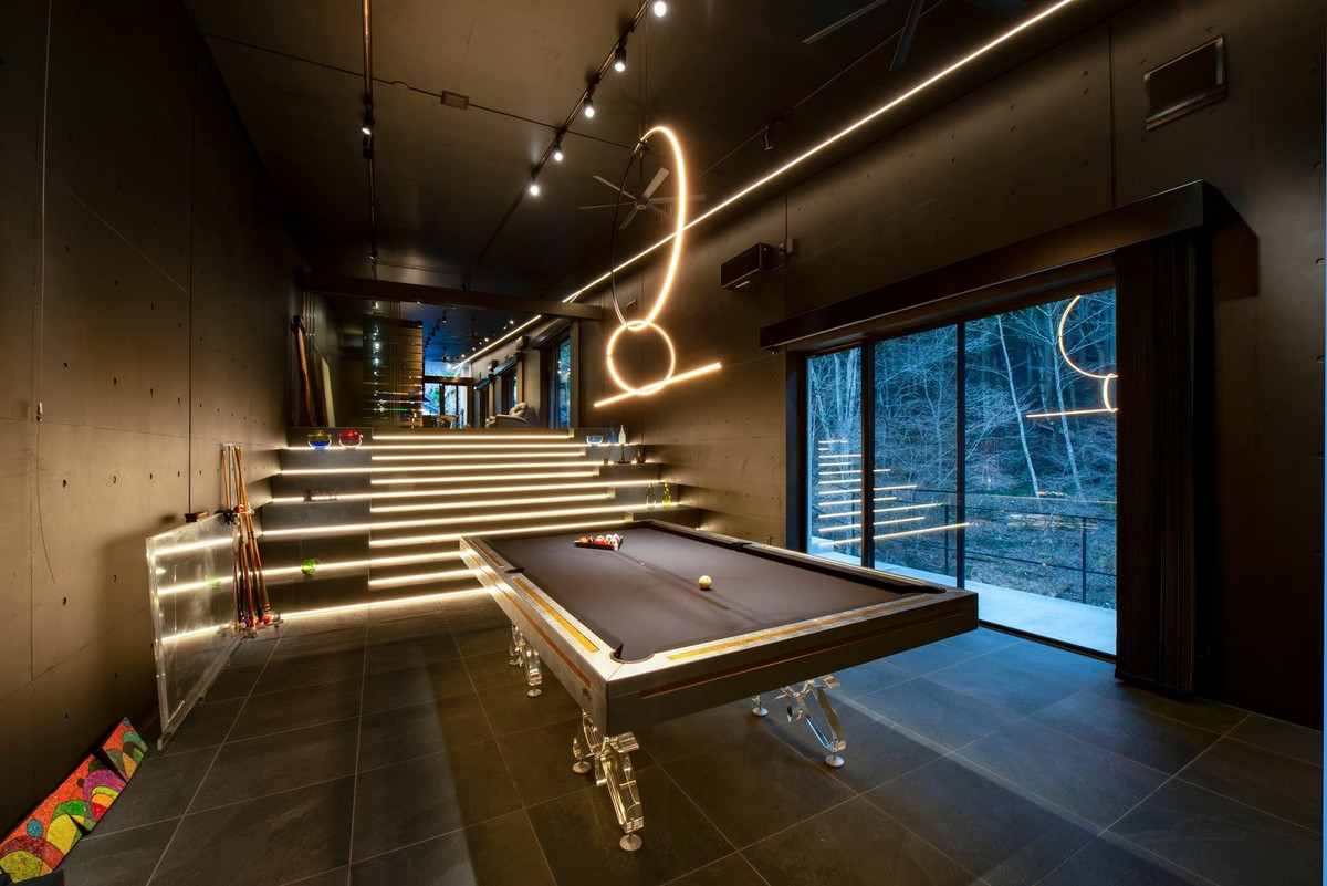 Không gian bên trong biệt thự gồm phòng bi-a, xưởng sáng tạo, phòng trưng bày tranh và gốm, garage và rạp chiếu phim. Ảnh: T Architects Co.