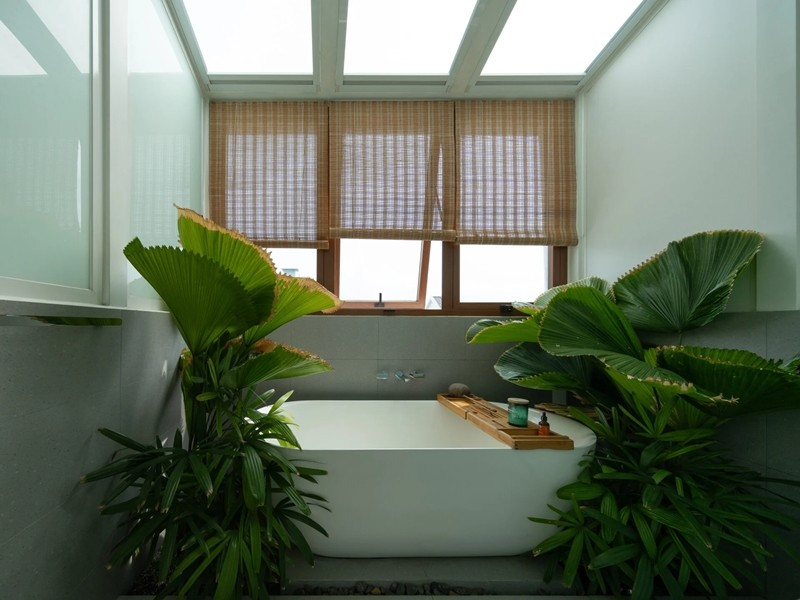 Tầng ba gồm 2 phòng ngủ, mỗi phòng đều có vệ sinh riêng và tiếp cận ánh sáng tự nhiên. Ảnh: Quang Dam