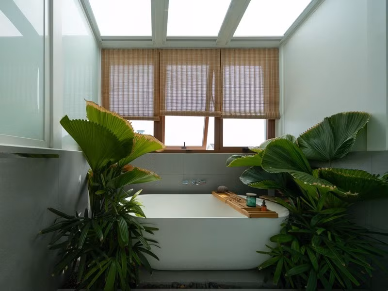 Tầng ba gồm 2 phòng ngủ, mỗi phòng đều có vệ sinh riêng và tiếp cận ánh sáng tự nhiên. Ảnh: Quang Dam