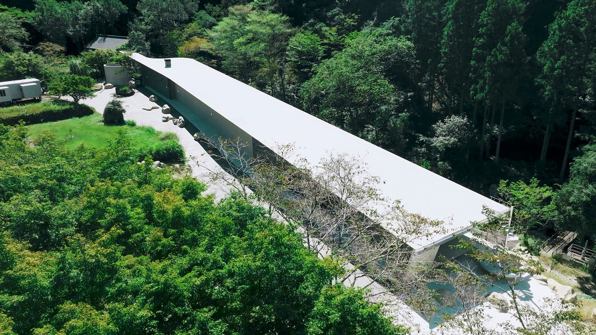 Tọa lạc tại thành phố Toyota (Nhật Bản), biệt thự có diện tích xây dựng 435 m2, chiều dài xấp xỉ 100 m, nằm cạnh một dòng suối và tiếp giáp một căn nhà gỗ truyền thống. Ảnh: T Architects Co.