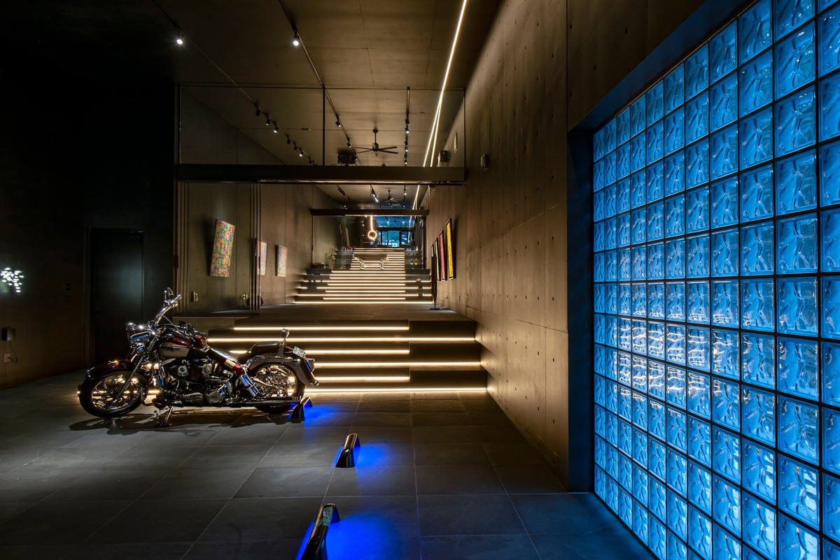 Lối vào nhà thiết kế như một hành lang trưng bày với hệ đèn LED âm cầu thang tạo điểm nhấn chiều sâu. Ảnh: T Architects Co.