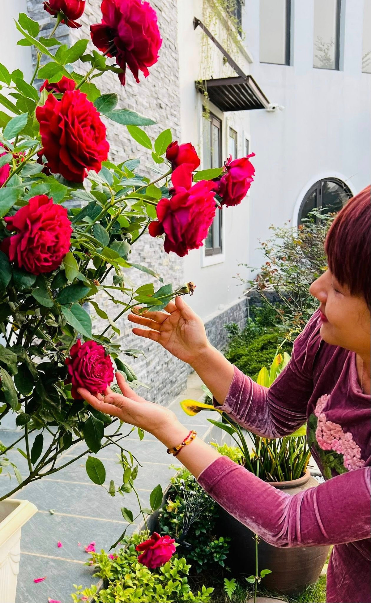 Ngoài căn hộ tại Hà Nội, MC Diễm Quỳnh còn sở hữu một cơ ngơi bình yên ở khu vực ngoại ô, nơi được bao quanh bởi khung cảnh núi non xanh mát. Ảnh: FB Dang Diem Quynh