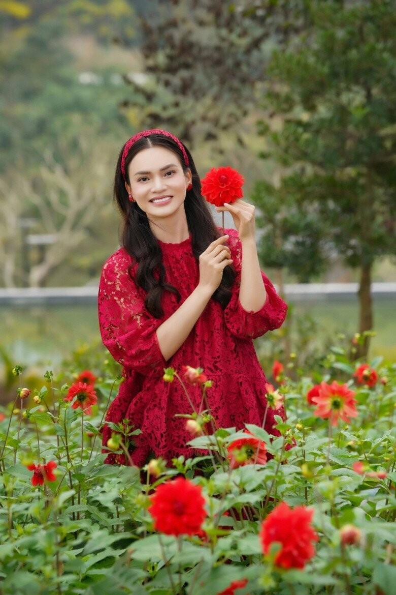 Ngoài vườn, nhiều loài hoa xuân nở rộ như thược dược, hoa giấy, hoa trà...Ảnh: FB Phạm Phương Thảo