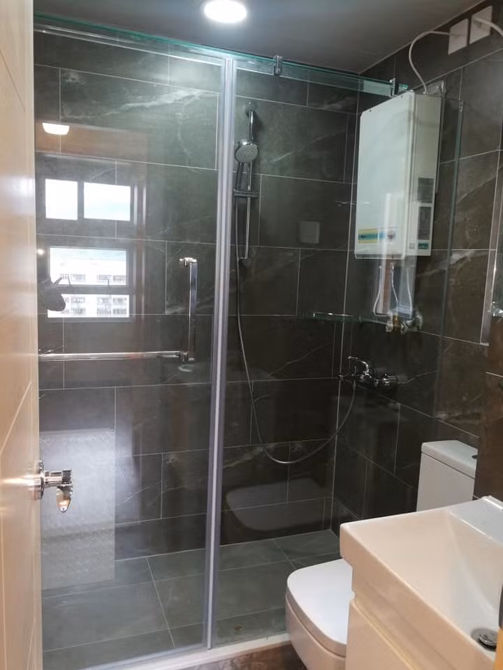 Nhà vệ sinh có bồn tắm đứng. Ảnh: Hket