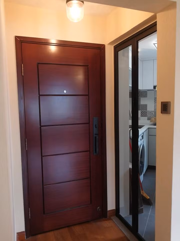 Vật liệu nội thất bám sát tiêu chí “bền và rẻ” với tường sơn trắng cơ bản, cửa sổ nhôm kính khổ lớn. Ảnh: Hket