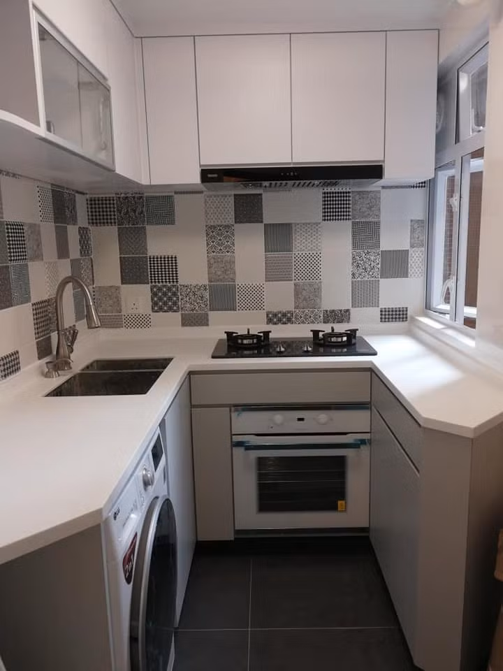 Bố cục căn hộ đơn giản, phòng khách liền bếp nhỏ theo dạng mở, đi kèm hai phòng ngủ tách biệt. Ảnh: Hket