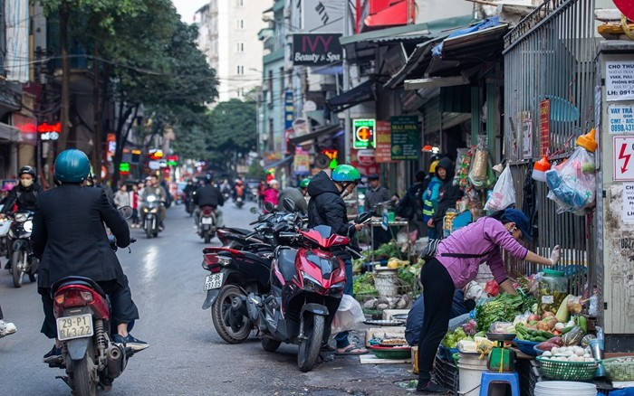 Tại khu vực phố Trần Quốc Vượng (phường Cầu Giấy), các sạp hàng bày bán khắp nơi tạo thành chợ cóc. Ảnh: Vietnamnet