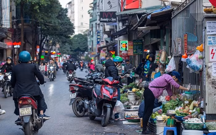 Tại khu vực phố Trần Quốc Vượng (phường Cầu Giấy), các sạp hàng bày bán khắp nơi tạo thành chợ cóc. Ảnh: Vietnamnet