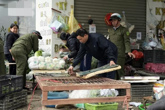 Lực lượng dân phòng và các cơ quan chức năng phường Kiến Hưng hỗ trợ tiểu thương dẹp hàng quán lấn chiếm vỉa hè. Ảnh: VOV