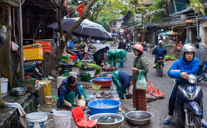 Tại khu vực tập thể Thành Công (cổng sau Trường Mầm non Thành Công, phường Giảng Võ), hoạt động mua bán kéo dài từ đầu đến cuối phố. Ảnh: Vietnamnet