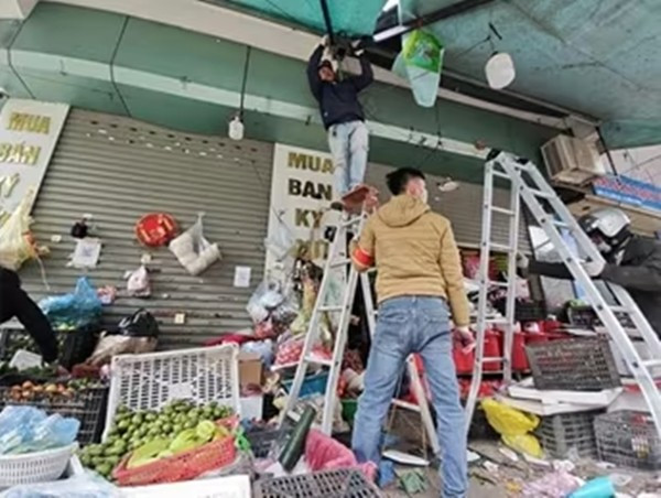 Nhiều điểm kinh doanh tự phát tại phố Phú La, phường Kiến Hưng, đã tự tháo dỡ mái vẩy, mái tôn để trả lại vỉa hè cho người đi bộ. Ảnh: VOV