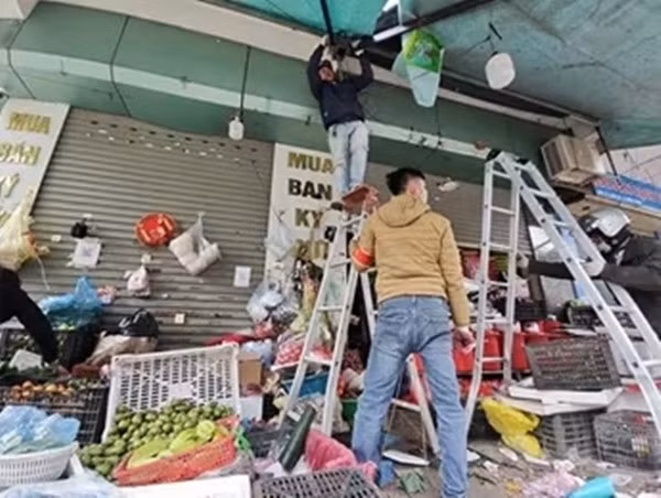 Nhiều điểm kinh doanh tự phát tại phố Phú La, phường Kiến Hưng, đã tự tháo dỡ mái vẩy, mái tôn để trả lại vỉa hè cho người đi bộ. Ảnh: VOV