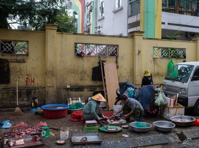 Khu vực này hiện tồn tại khoảng 135 hộ kinh doanh tự phát, buôn bán nhỏ lẻ, được xếp vào nhóm 1 và sẽ được xử lý trước ngày 30/1/2026. Ảnh: Vietnamnet