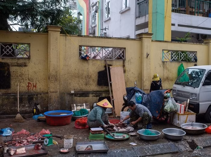 Khu vực này hiện tồn tại khoảng 135 hộ kinh doanh tự phát, buôn bán nhỏ lẻ, được xếp vào nhóm 1 và sẽ được xử lý trước ngày 30/1/2026. Ảnh: Vietnamnet