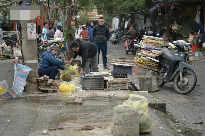 Nhiều năm qua, các điểm chợ cóc ở Hà Nội luôn gây áp lực lớn cho trật tự đô thị và an toàn giao thông. Ảnh: VOV