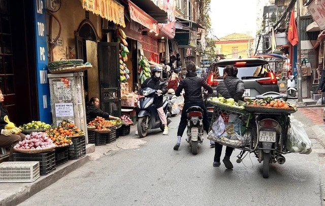 Một góc chợ cóc tại đường Pháo Đài Láng (phường Láng, Hà Nội) vẫn nhộn nhịp vào ngày 8/1. Ảnh: PhunuVietNam