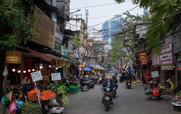 Theo kế hoạch, Hà Nội sẽ xử lý dứt điểm chợ tạm, chợ cóc và điểm kinh doanh tự phát nhóm 1 trước ngày 30/1 để bảo đảm an toàn phòng cháy chữa cháy và lối đi cho người đi bộ. Ảnh: Vietnamnet