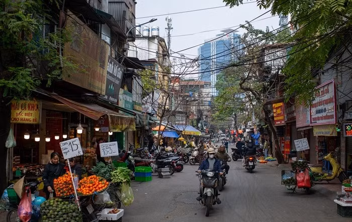 Theo kế hoạch, Hà Nội sẽ xử lý dứt điểm chợ tạm, chợ cóc và điểm kinh doanh tự phát nhóm 1 trước ngày 30/1 để bảo đảm an toàn phòng cháy chữa cháy và lối đi cho người đi bộ. Ảnh: Vietnamnet