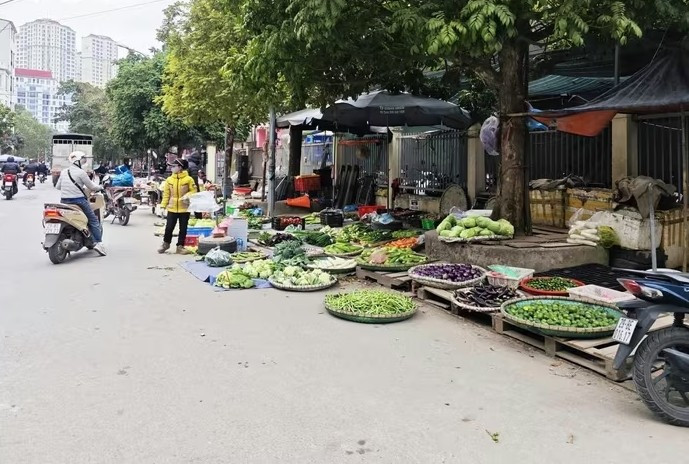 Chợ tự phát tại khu vực nghĩa trang Hà Trì (phường Hà Đông) họp ngay trên tuyến đường dân sinh, gây ách tắc giao thông giờ cao điểm. Ảnh: VOV
