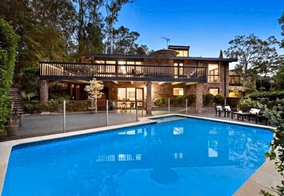 Căn biệt thự được thiết kế như một khu nghỉ dưỡng với không gian mở, nhiều cây xanh, bể bơi và có tầm nhìn hướng ra rừng. Ảnh: FBNV