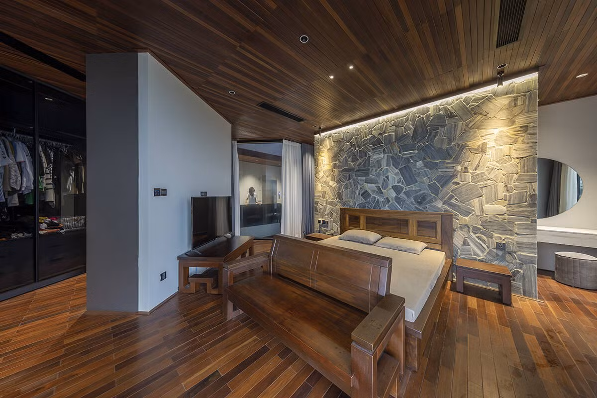 Phòng ngủ master thiết kế độc đáo. Ảnh: A+ Architects