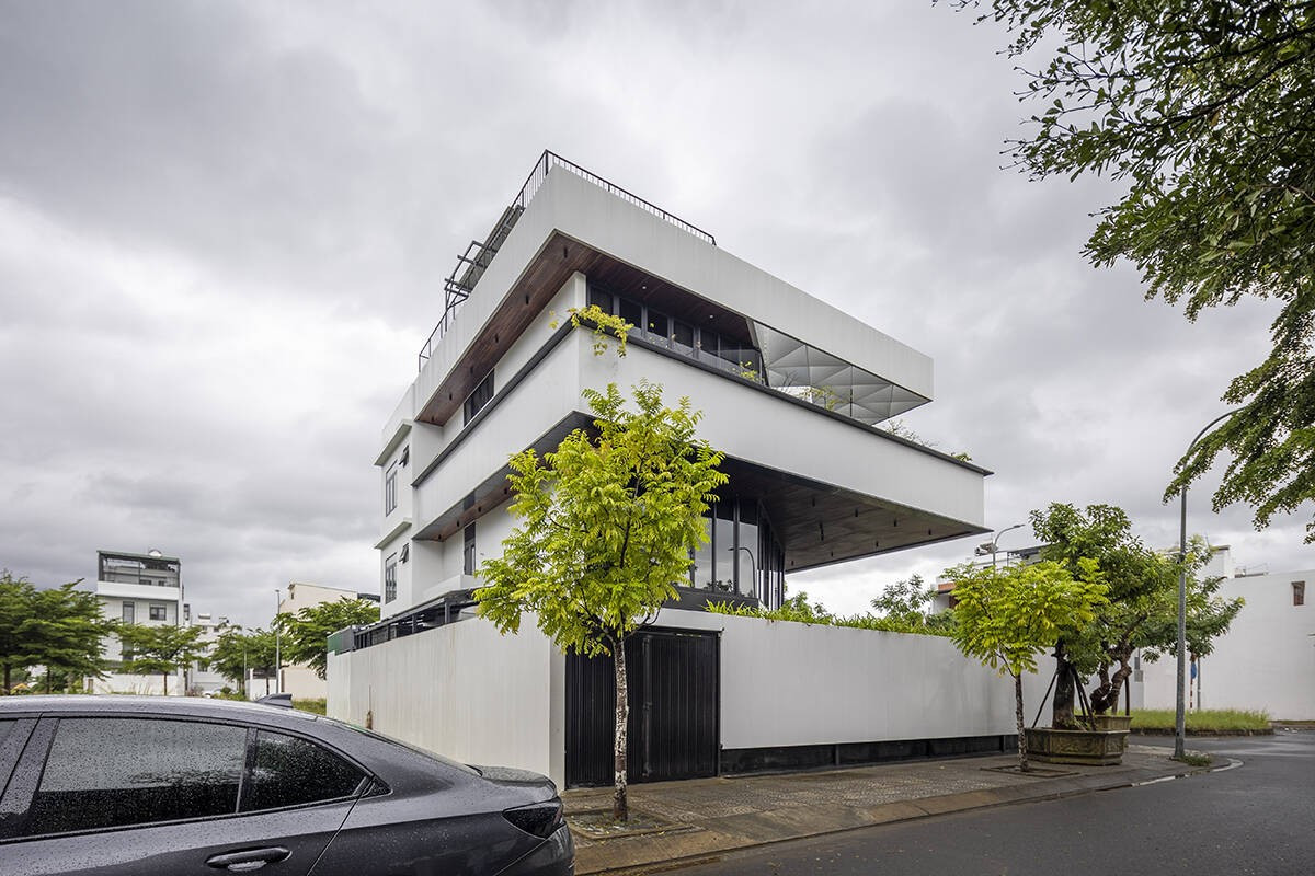 Tọa lạc tại TP. Nha Trang (Khánh Hòa), Fly's House nằm trên lô đất góc với địa thế vát chéo vừa là tiềm năng vừa là thách thức. Ảnh: A+ Architects