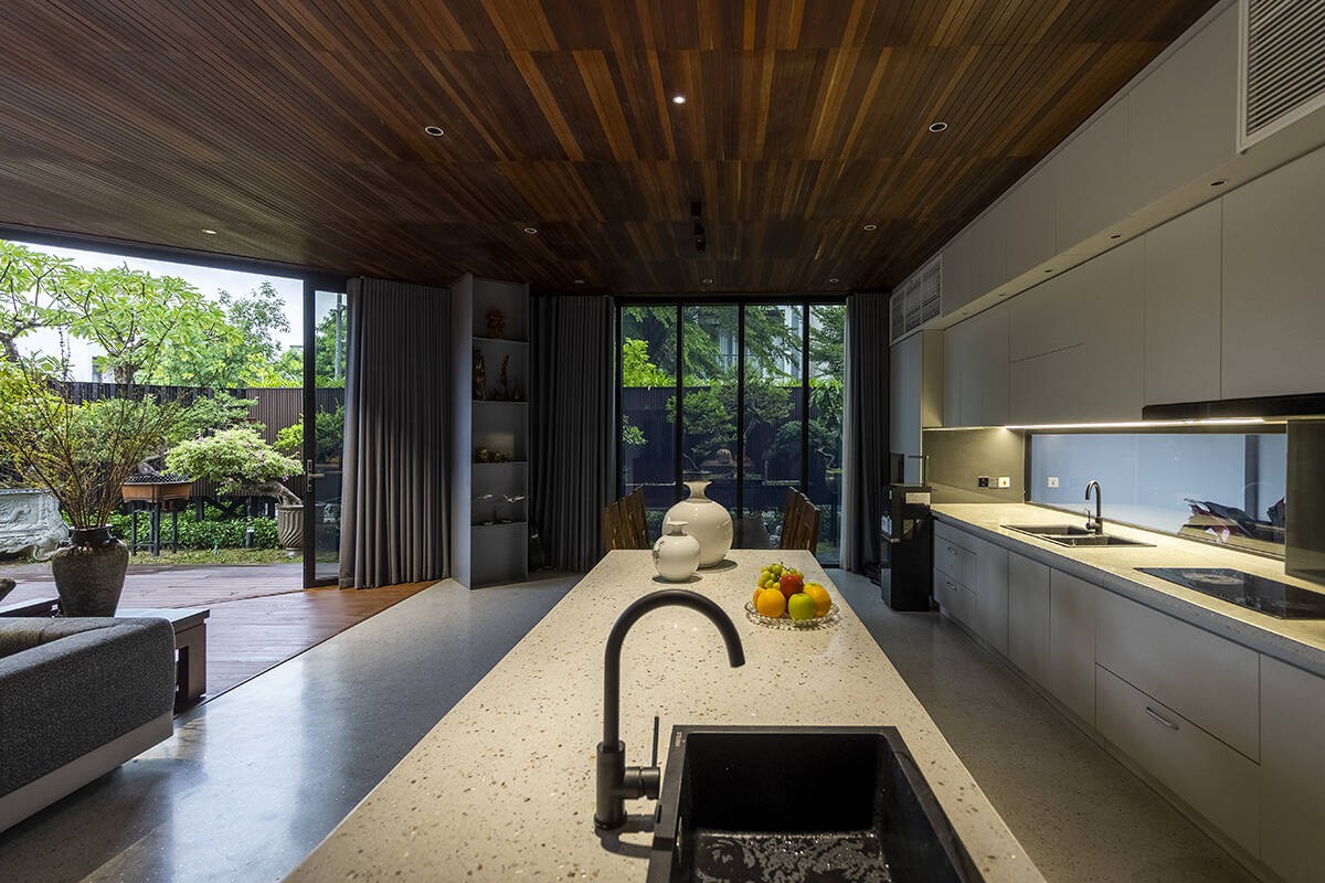 Khu bếp thoáng rộng và hiện đại. Ảnh: A+ Architects