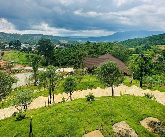 Công trình không theo phong cách biệt thự hiện đại mà gắn với hình ảnh nông trại sinh thái. Ảnh: FBNV