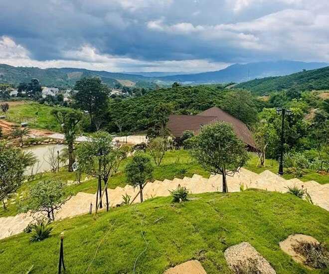 Công trình không theo phong cách biệt thự hiện đại mà gắn với hình ảnh nông trại sinh thái. Ảnh: FBNV